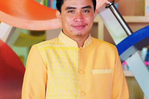 นายอภิวัฒน์ สุกเหลือง